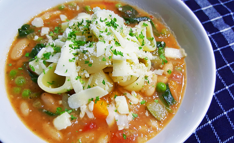 Minestrone soep met o.a. aardappel en cannelloni bonen | Gewoon een foodblog!