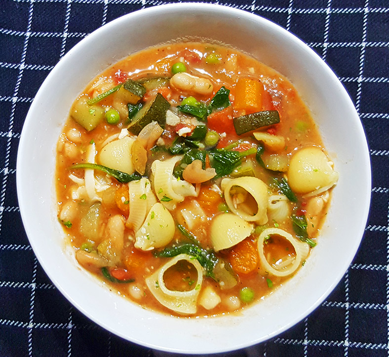 Minestrone soep met o.a. aardappel en cannelloni bonen | Gewoon een foodblog!