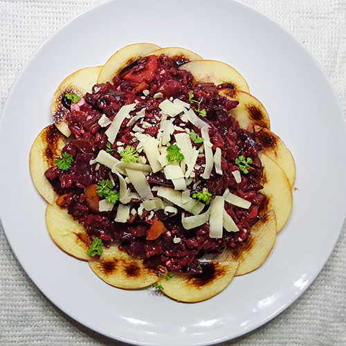 Rode bietenrisotto met appel en rode wijn