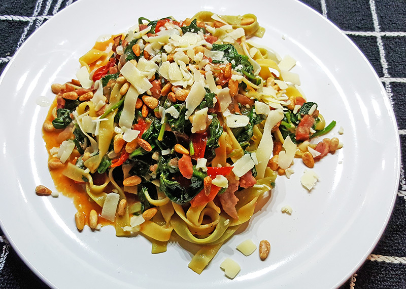 Tagliatelle met spinazie, tomaatjes en spek | Gewoon een foodblog!