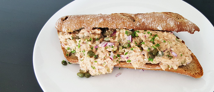 Zelfgemaakte tonijnsalade met kappertjes, rode ui en augurk