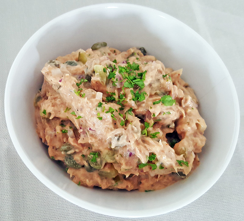 Zelfgemaakte tonijnsalade met kappertje, rode ui en augurk