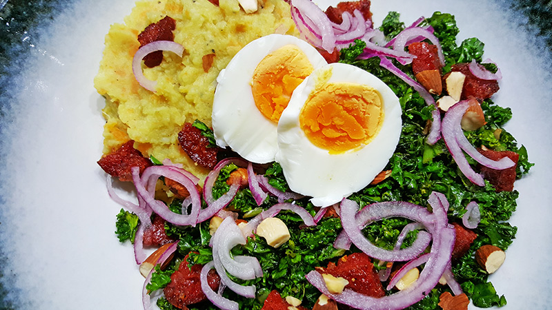 Boerenkoolstamppot met zoete aardappel, wortel en chorizo | Gewoon een foodblog!