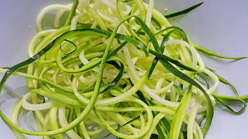 Courgette gesneden als courgetti | Gewoon een foodblog!