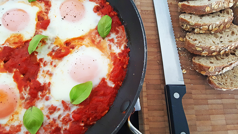 Eieren in tomatensaus | Gewooneenfoodblog.nl