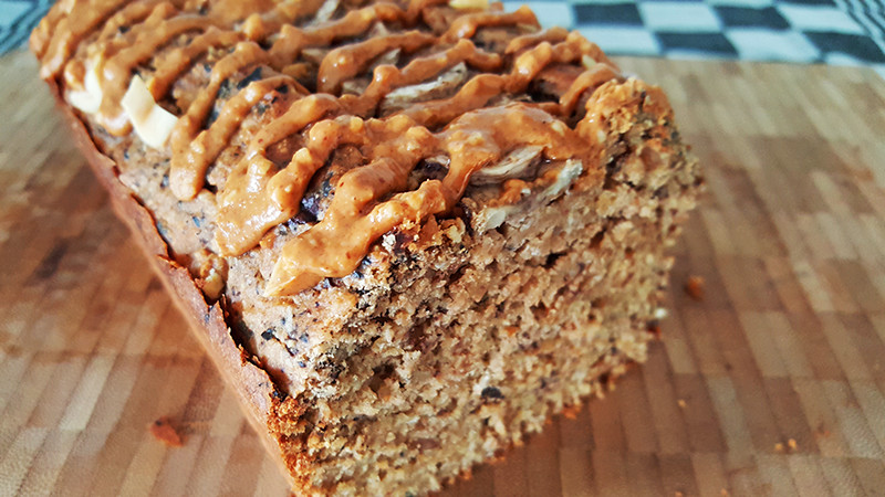 Aangesneden Havermout Bananenbrood met Pindakaas en Chocolade | Gewoon een foodblog!