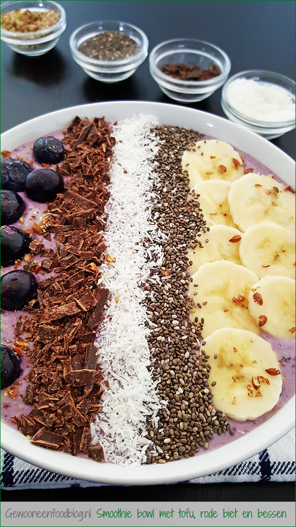 Smoothie bowl met rode biet, tofu en blauwe bessen | Gewooneenfoodblog.nl