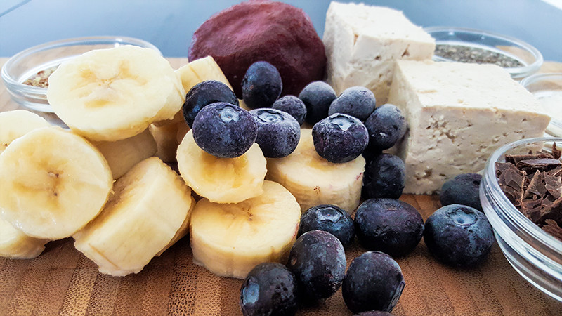 Smoothie bowl met rode biet, tofu en blauwe bessen | Gewoon een foodblog!