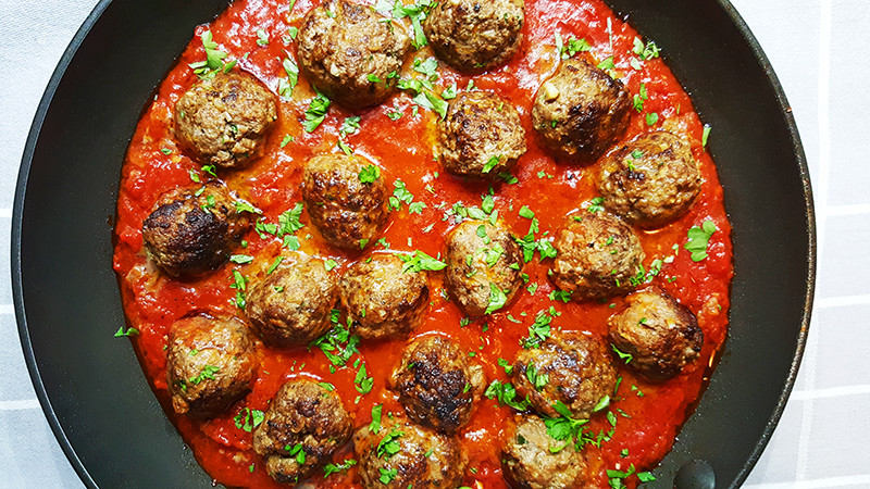 Gehaktballetjes met pittige tomatensaus | Gewooneenfoodblog.nl