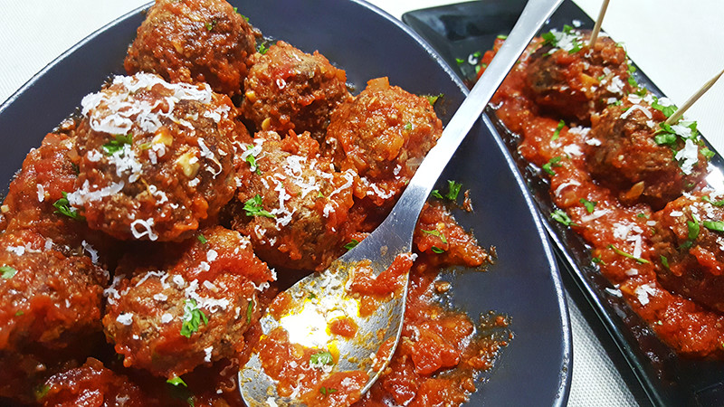 Gehaktballetjes in pikante tomatensaus | Gewooneenfoodblog.nl