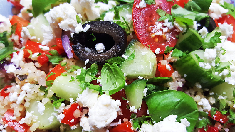 Griekse salade met couscous | Gewooneenfoodblog.nl