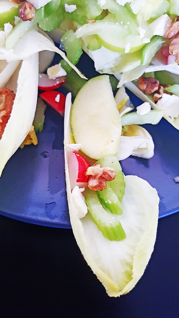 Gevulde witlofbladen met appel, walnoten en feta | Gewooneenfoodblog.nl