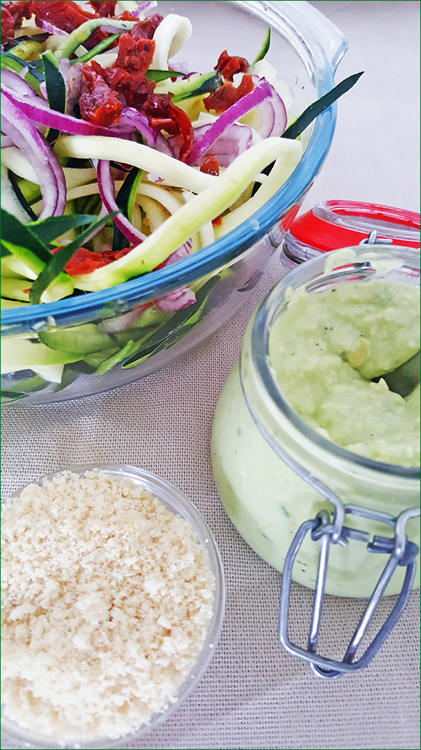 Courgetti met avocado-cashewnoten saus | Gewoon een foodblog!