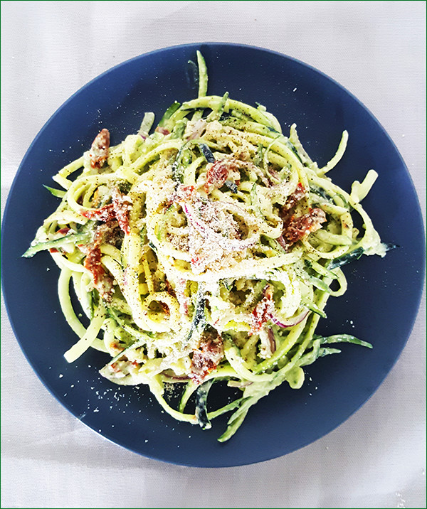 Courgetti met avocado-cashewnoten saus | Gewoon een foodblog!