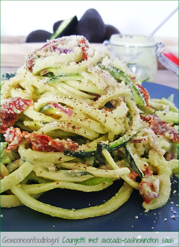 Courgetti met avocado-cashewnoten saus | Gewooneenfoodblog.nl