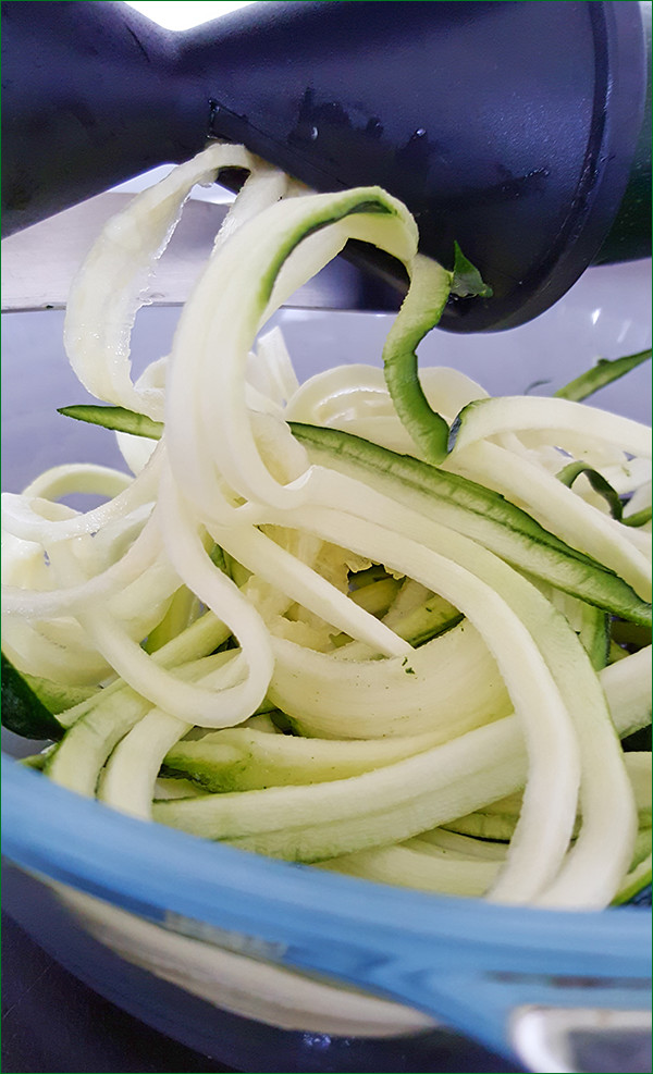 Courgetti maken met een spiraalsnijder | Gewooneenfoodblog.nl