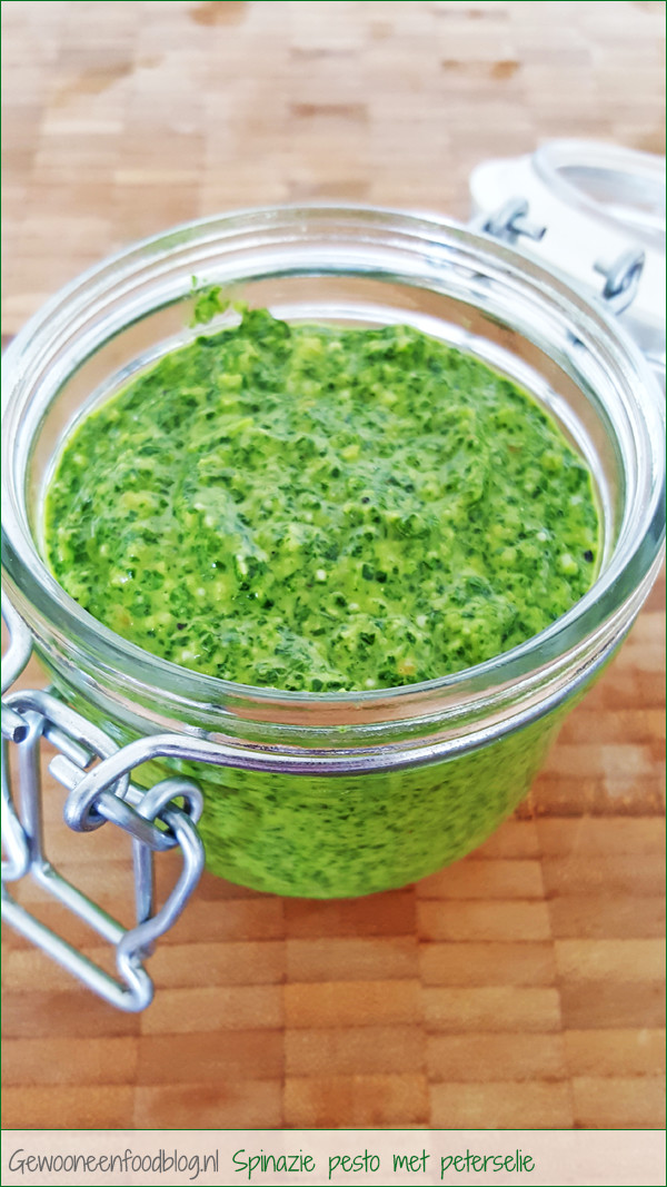 Spinazie pesto met peterselie en hazelnoten | Gewooneenfoodblog.nl