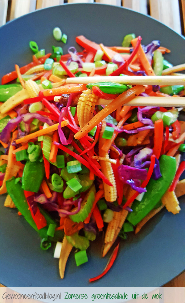 Zomerse groentesalade uit de wok | Gewooneenfoodblog.nl
