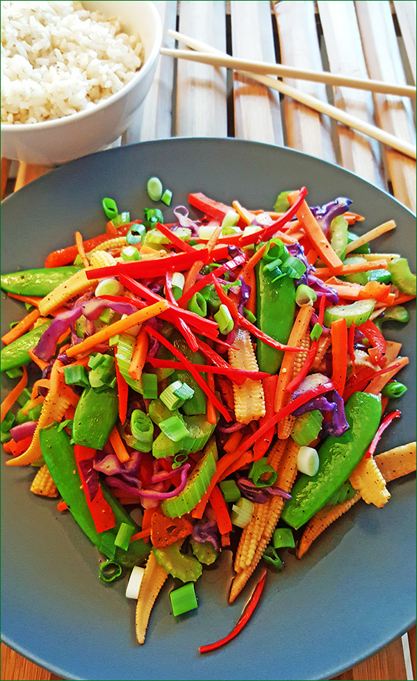 Zomerse groentesalade met rijst | Gewooneenfoodblog.nl