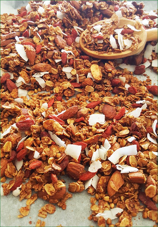 Boekweit granola met de goji bessen en kokos erdoorheen | Gewooneenfoodblog.nl