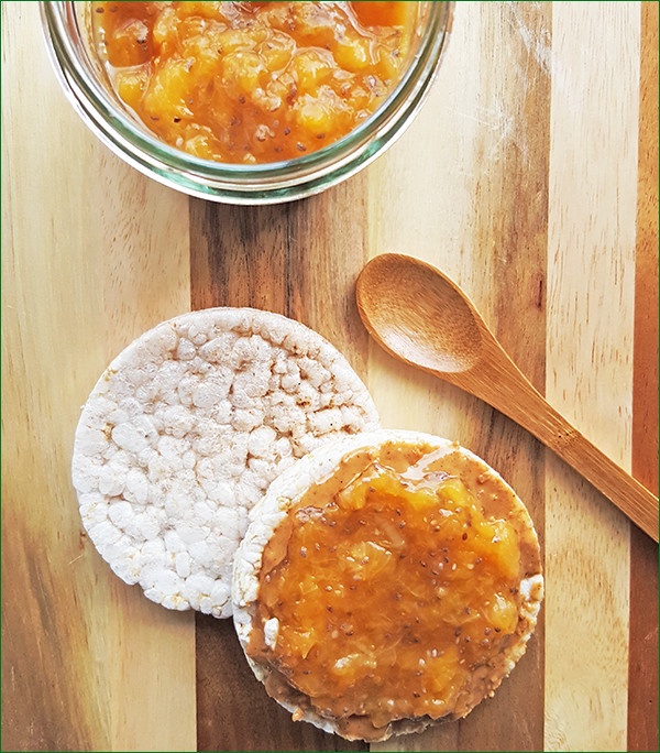 Perzikenspread op een rijstwafel | Gewooneenfoodblog.nl