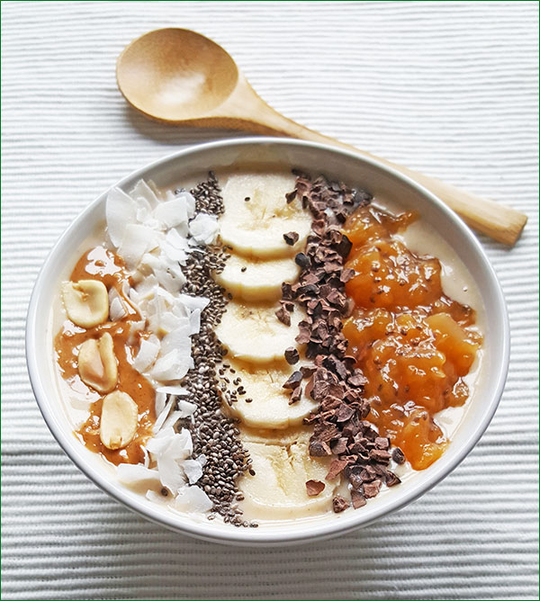 Perzikenspread op een smoothie bowl | Gewooneenfoodblog.nl