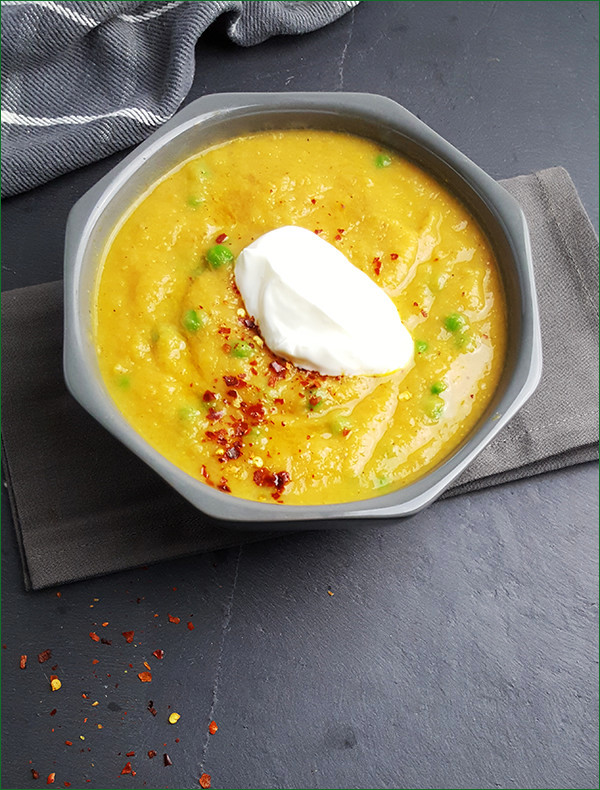 Geroosterde knoflook en bloemkoolsoep met doperwten | Gewooneenfoodblog.nl