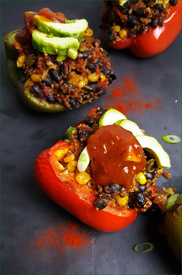 Vegan gevulde paprika's met quinoa en zwarte bonen | Gewooneenfoodblog.nl