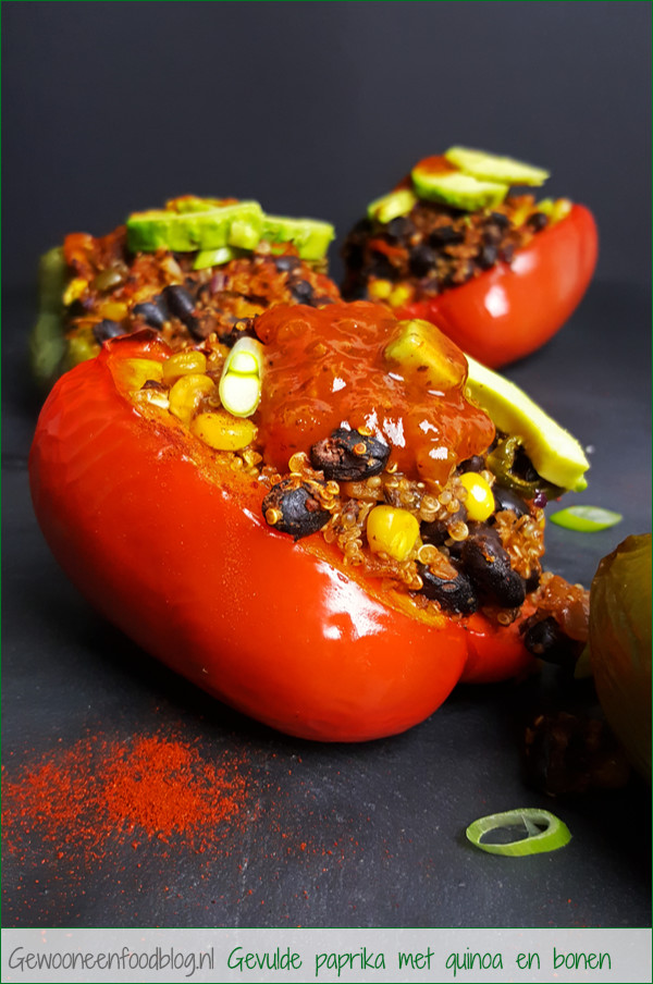 Gevulde paprika met quinoa en zwarte bonen (Vegan) | Gewooneenfoodblog.nl