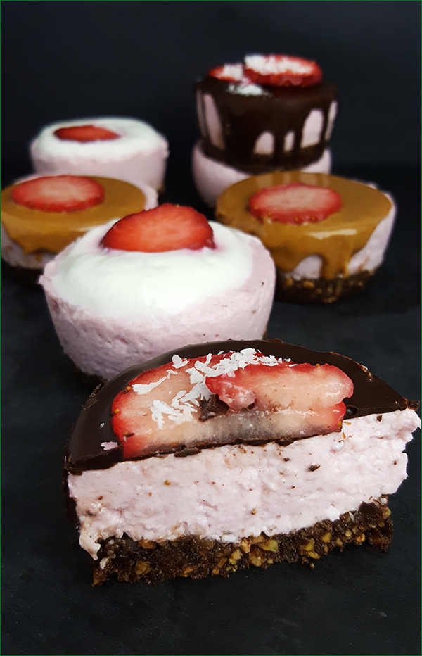 Mini aardbeien kwarktaartjes met kokos en chocolade | Gewoon een foodblog!