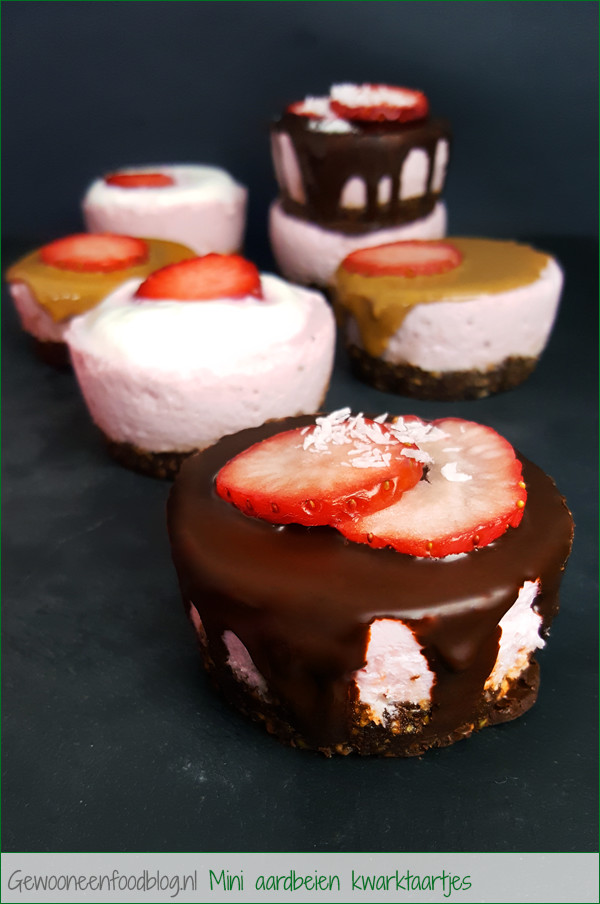 Mini aardbeien kwarktaartjes met kokos en chocolade | Gewooneenfoodblog.nl