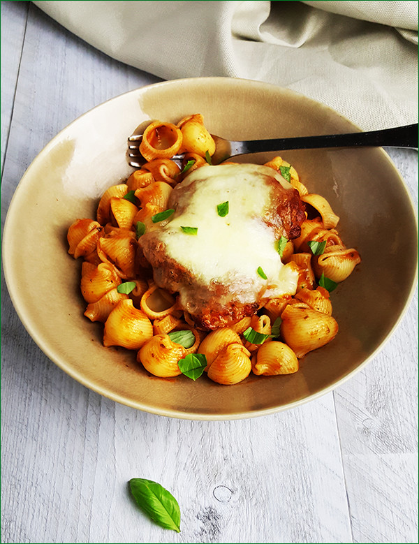 Pasta met kip, tomatensaus en mozzarella | Gewooneeenfoodblog.nl