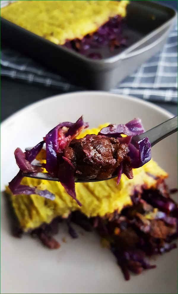 Ovenschotel met rode kool, zoete aardappelen en hamlappen | Gewoon een foodblog!