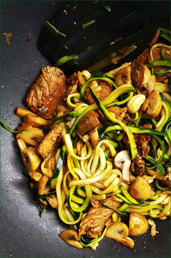 Roerbakschotel met kalkoen, courgette en champignons | Gewooneenfoodblog.nl