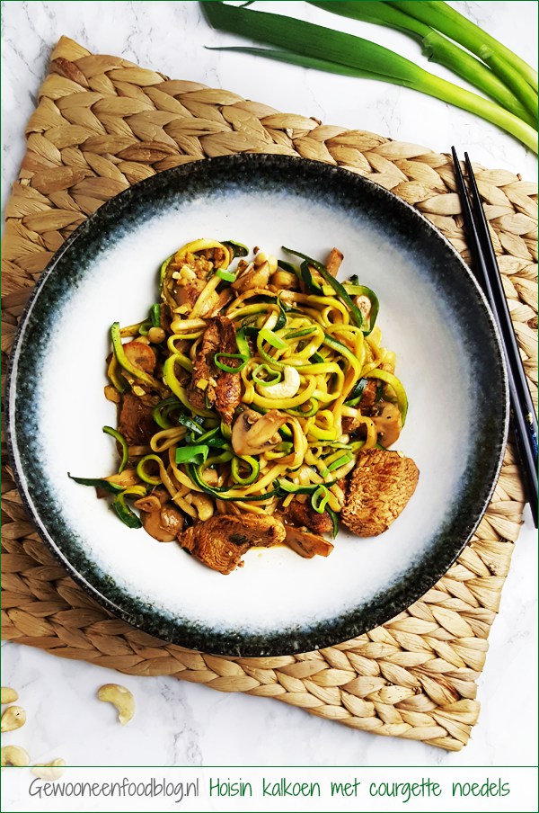 Hoisin kalkoen met courgette noedels en champignons | Gewooneenfoodblog.nl