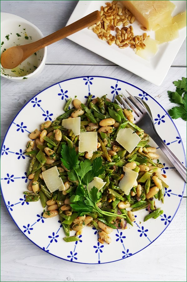 Warme bonensalade met gremolata, pijnboompitten en kaas | Gewooneenfoodblog.nl