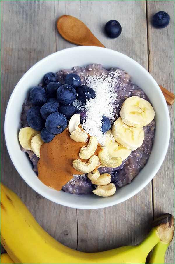 Havermoutpap met blauwe bessen, banaan en vanille | Gewoon een foodblog!