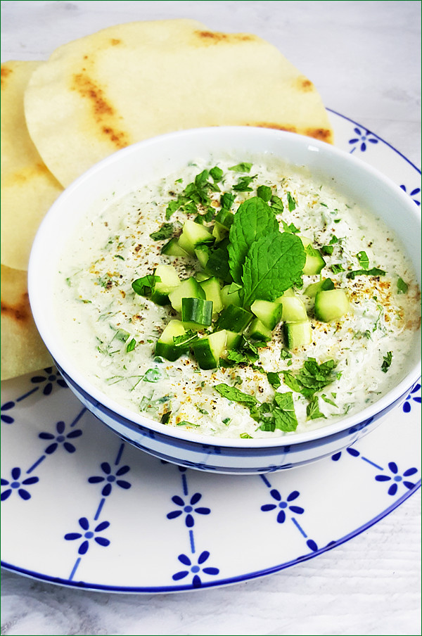 Papadums met komkommer munt raita | Gewooneenfoodblog.nl