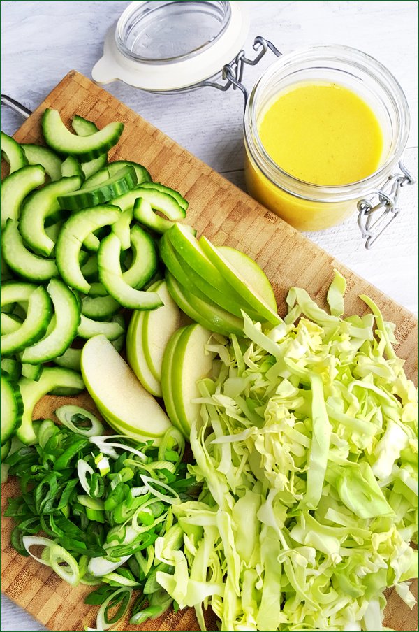 Ingrediënten spitskoolsalade met komkommer en appel | Gewooneenfoodblog.nl
