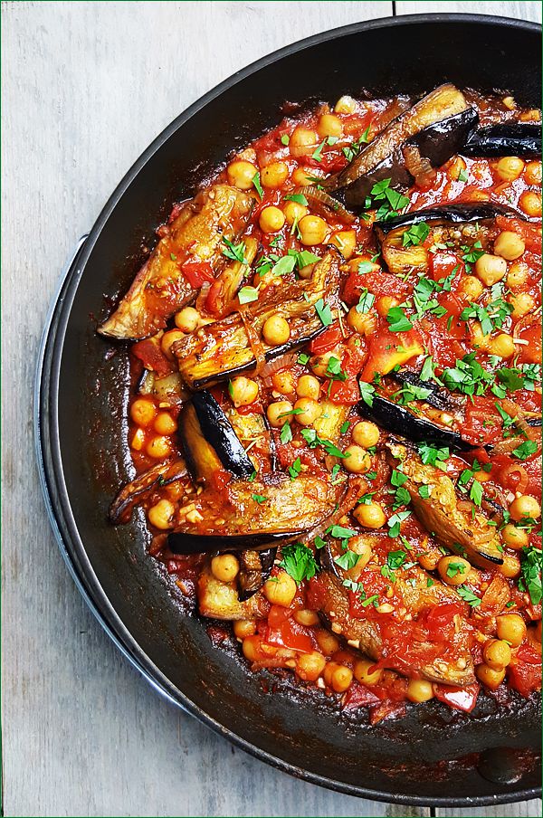 Arabische aubergines met tomaten en kikkererwten | Gewooneenfoodblog.nl