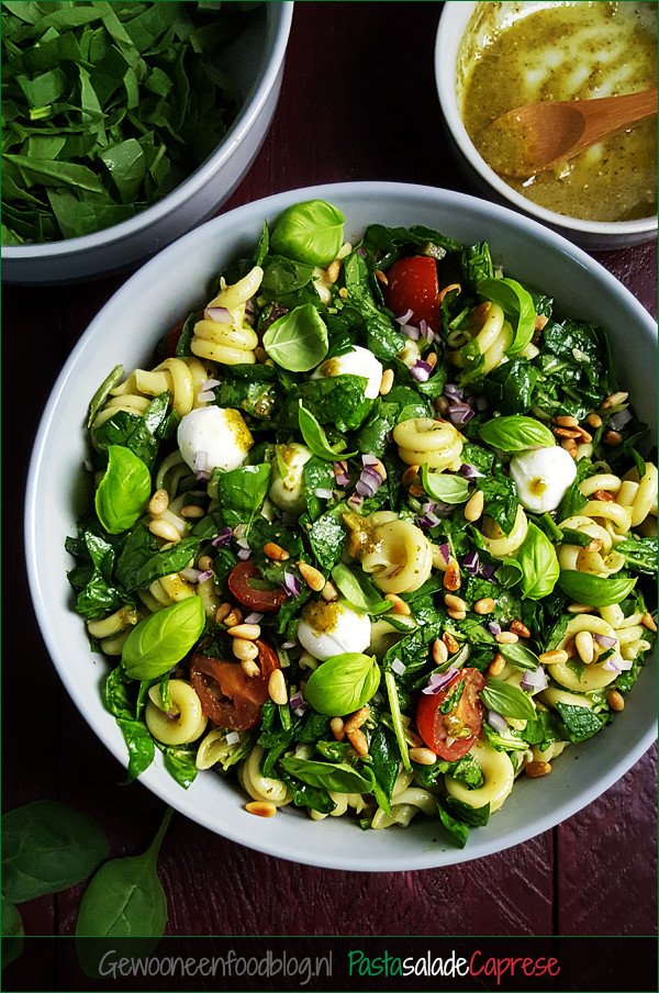 Pastasalade caprese met spinazie, pesto en pijnboompitten | Gewooneenfoodblog.nl