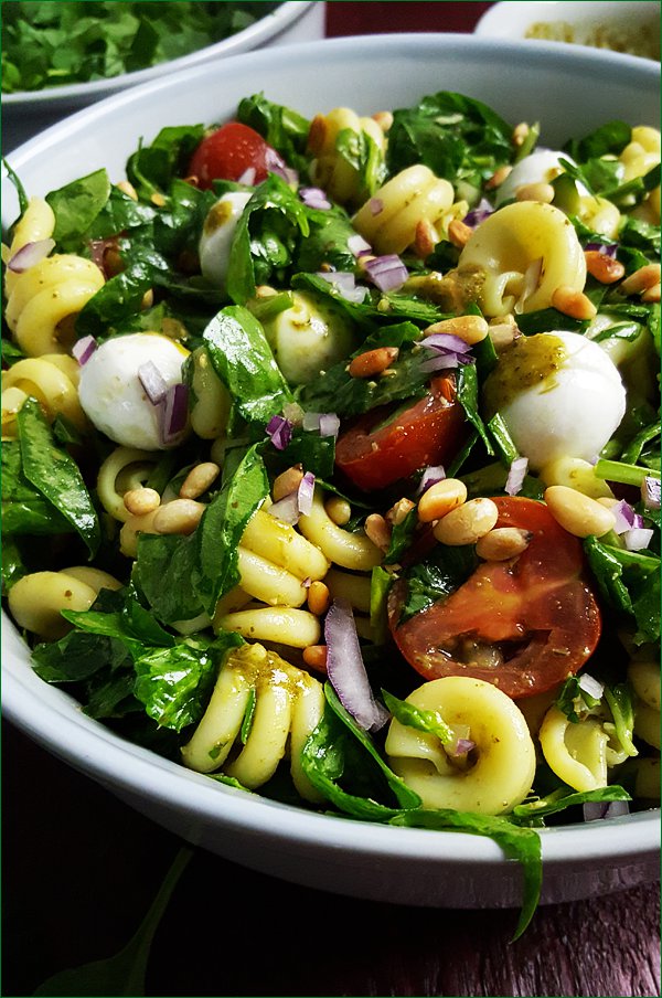 Caprese met pasta, spinazie en pesto | Gewooneenfoodblog.nl