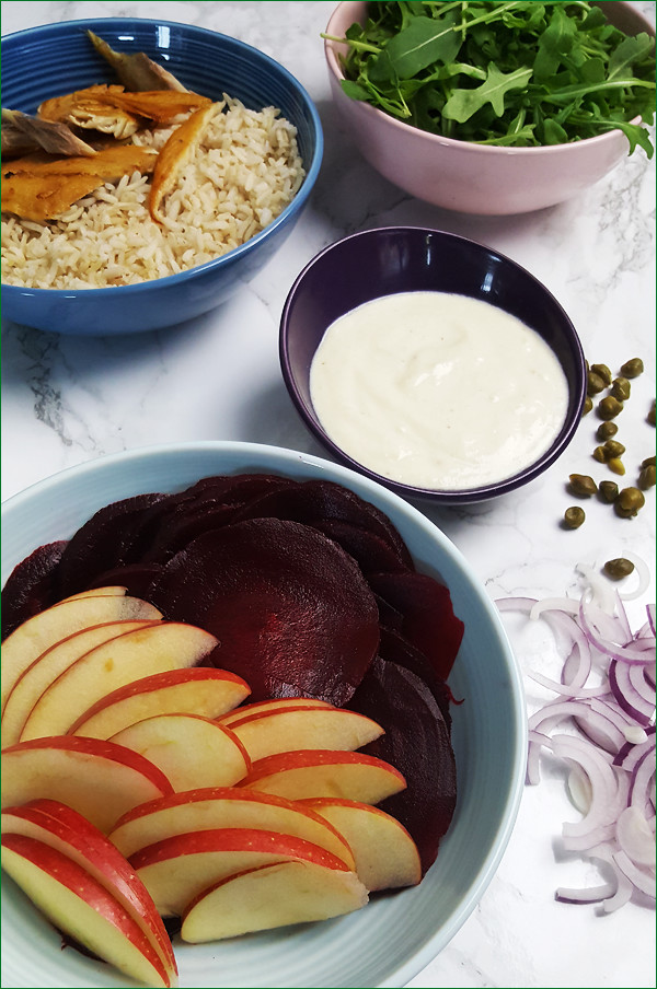 Salade met rijst, gerookte makreel en rode bieten | Gewooneenfoodblog.nl