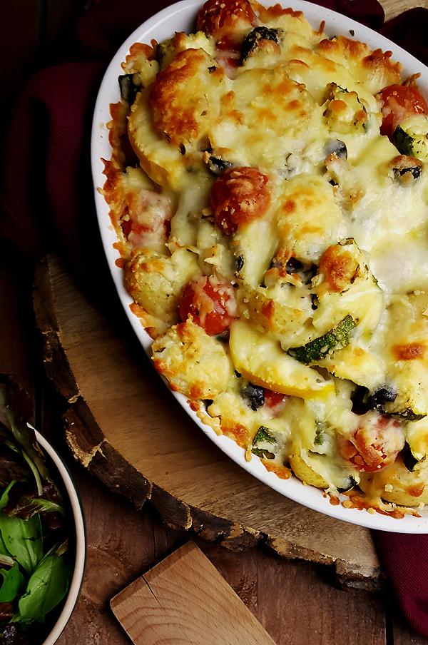 Mediterrane courgette gratin met tomaatjes, krieltjes en olijven | Gewooneenfoodblog.nl