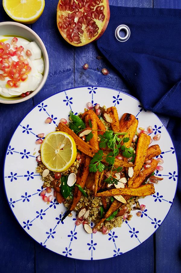 Freekeh salade met linzen, geroosterde wortelen en granaatappel | Gewooneenfoodblog.nl