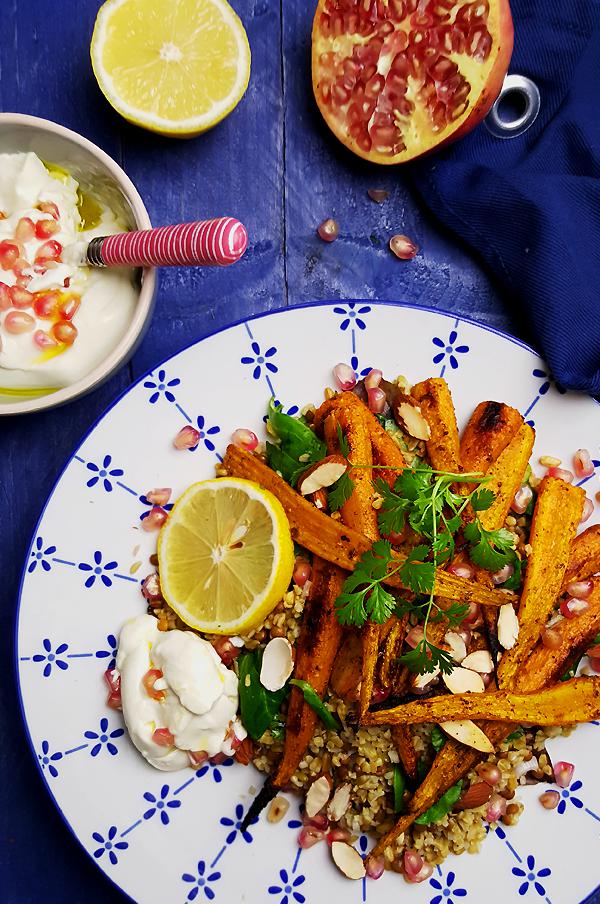 Freekeh salade met linzen, geroosterde wortelen en granaatappelpitjes | Gewooneenfoodblog.nl