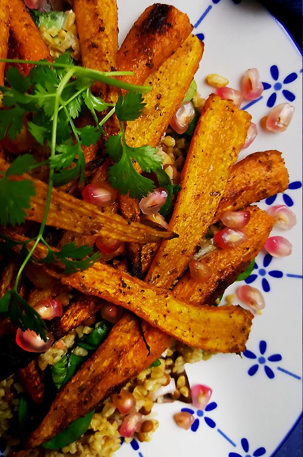 Salade met freekeh, linzen, wortelen en granaatappelpitjes | Gewooneenfoodblog.nl