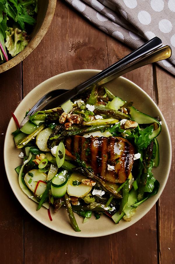 Groene aspergesalade met gegrilde peer, walnoten en feta } Gewoon een foodblog!
