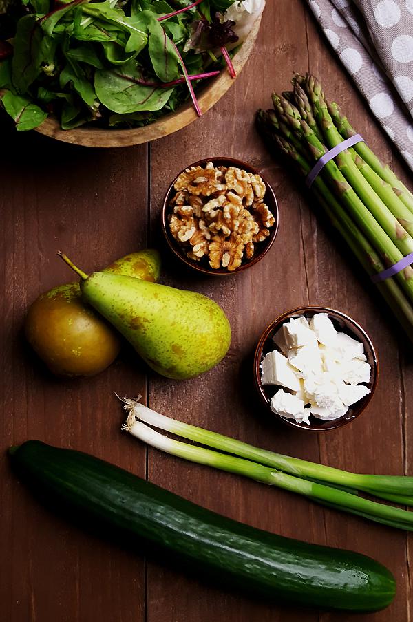 Ingrediënten groene aspergesalade met gegrilde peer, walnoten en feta | Gewooneenfoodblog.nl