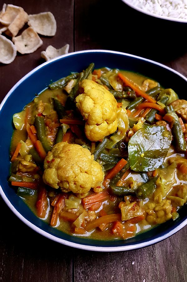 Indonesische curry met groenten en kokosmelk | Gewooneenfoodblog.nl